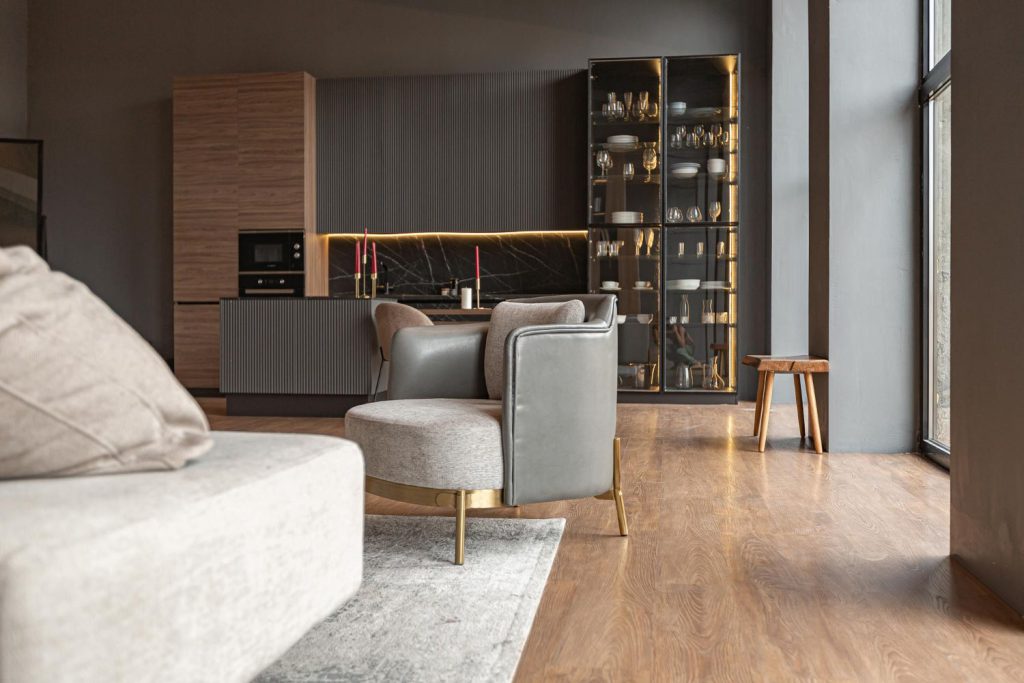 Podłogi drewniane są doskonałą opcją użytkową i dekoracyjną zarówno w domach prywatnych jak i w biurach