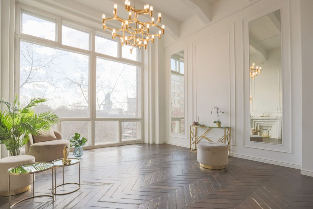 Podłogi drewniane nie tylko dodają praktyczności, ale również elegancji i naturalnego uroku do każdego pomieszczenia